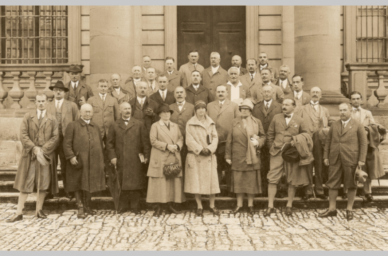 Magyar szőlészek és borászok Moselben. Az ajtó előtt, középen Grőber Jenő. Képeslapkép, 1930 körül. 